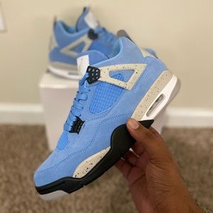 SOLD ‼️ Retro Jordan 4 Unc